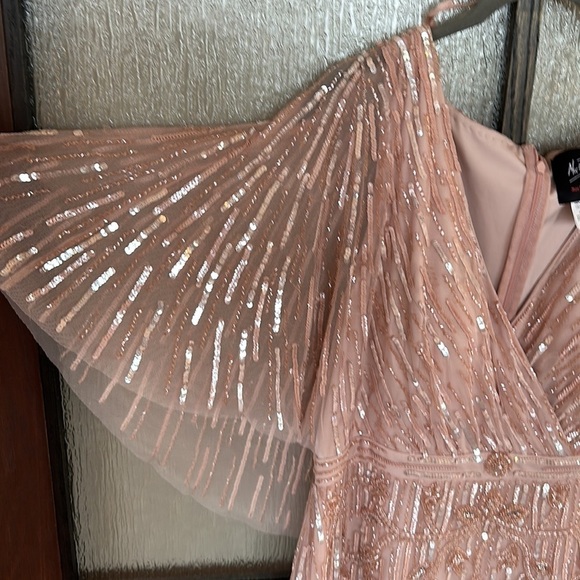 Mac Duggal
Sequin Twist Waist V-Neck Flutter Short Sleeve Sheath Gown Sz 12 NWT - Picture 8 of 13